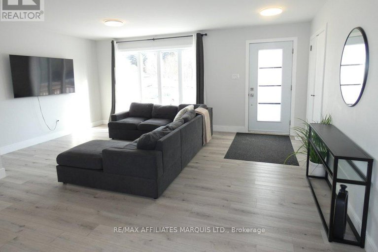 29444543/69-st-polycarp-street/moose-creek/north-stormont/ontario/K0C1W0_12