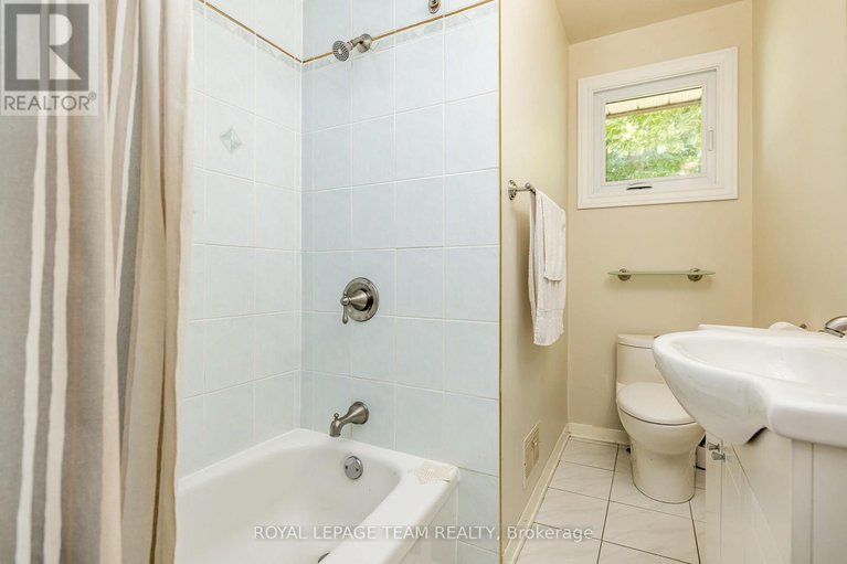 29282767/2740-moncton-road/queensway-terrace-north/ottawa/ontario/K2B7W1_17