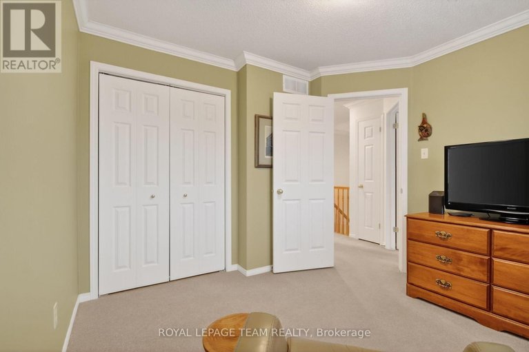 29471661/3113-apple-hill-drive-s/upper-hunt-club/ottawa/ontario/K1T3Z2_37