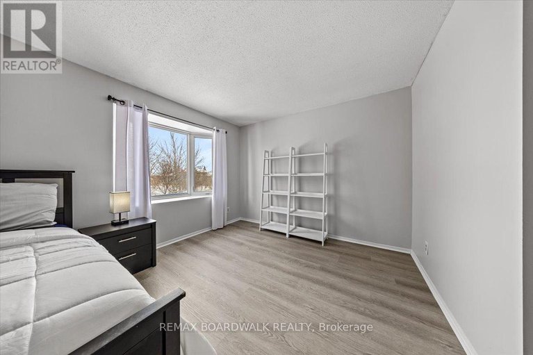 29318250/294-valade-crescent/fallingbrookpineridge/ottawa/ontario/K4A2X3_21