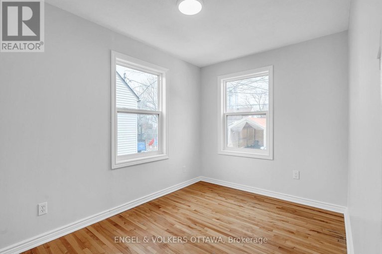 28177726/141-crerar-avenue/carlington/ottawa/ontario/K1Z7P4_15