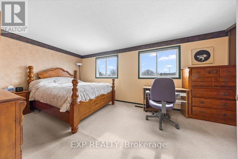 29485103/915-lawnsberry-drive/chatelaine-village/ottawa/ontario/K1E1Y2_17