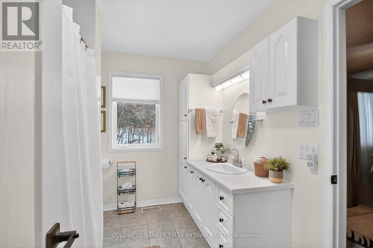 29480327/2960-ernside-crescent/cumberland-estates/ottawa/ontario/K4C1B6_18