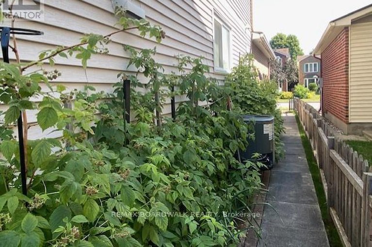 29408101/182-palomino-drive/bridlewood/ottawa/ontario/K2M1P2_47