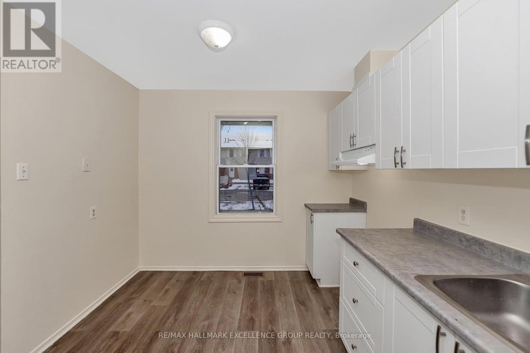 29167198/15-1968-fairglen-mews/blackburn-hamlet-south/ottawa/ontario/K1B5A5_16