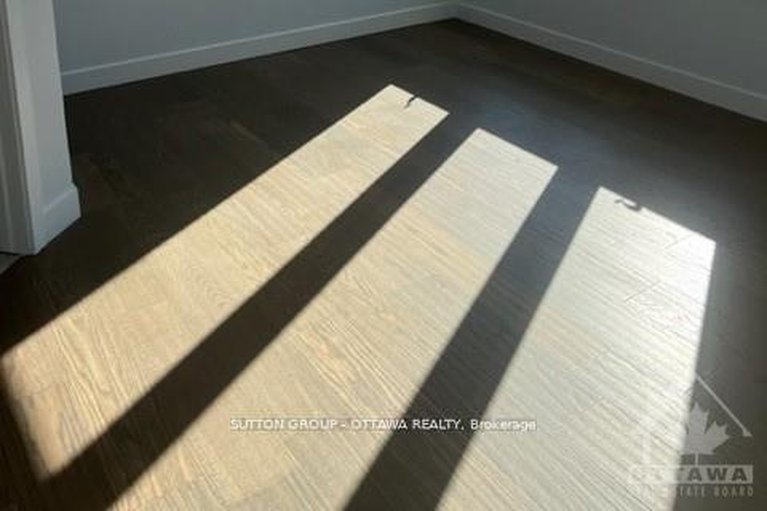 29504345/178-mcclellan-road/sheahan-estatestrend-village/ottawa/ontario/K2H5W1_11