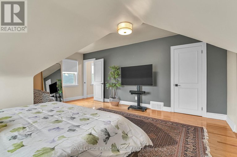 28237794/328-pleasant-park-road/alta-vistafaircrest-heights/ottawa/ontario/K1H5M8_17