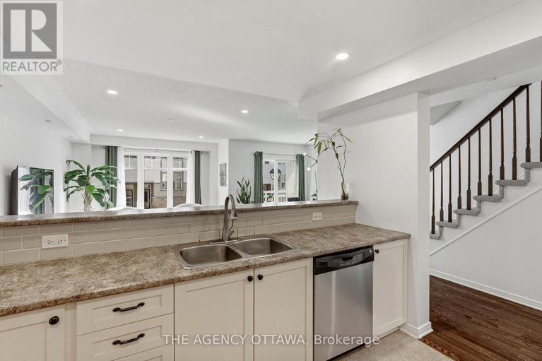 29656876/107-caithness-private/mer-bleuebradley-estatesanderson-park/ottawa/ontario/K1W0G4_14