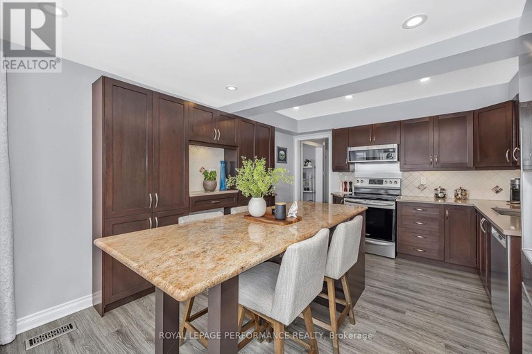 29305647/1310-prestone-drive/bilberry-creekqueenswood-heights/ottawa/ontario/K1E2Z6_13