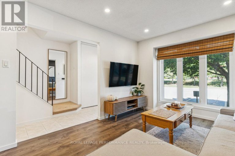 28749249/68-1732-shamandura-lane/orleanssunridge/ottawa/ontario/K1C6Z9_8