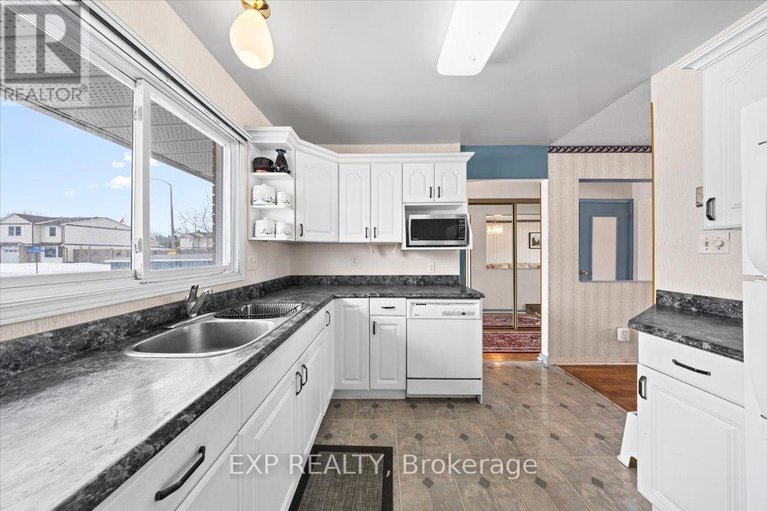 29485103/915-lawnsberry-drive/chatelaine-village/ottawa/ontario/K1E1Y2_8