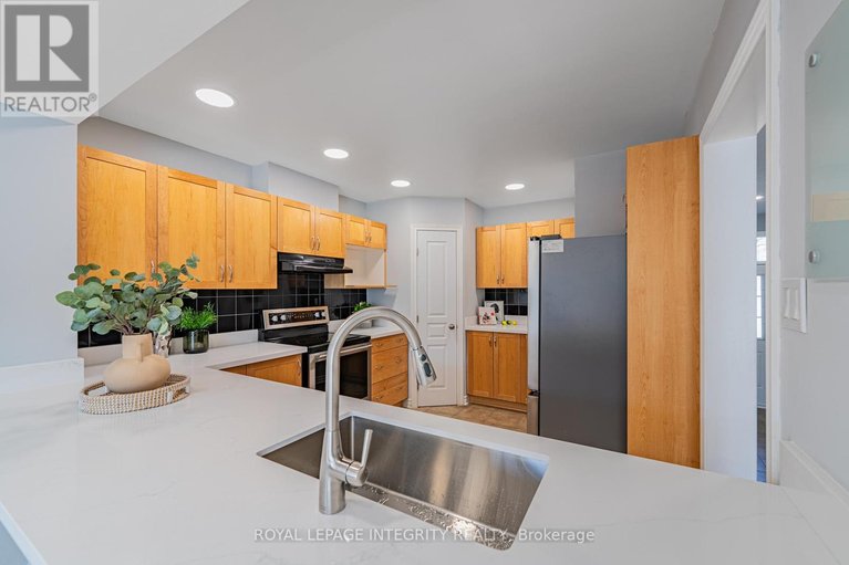 29628152/12-saddlesmith-circle/emerald-meadowstrailwest/ottawa/ontario/K2M2S4_13