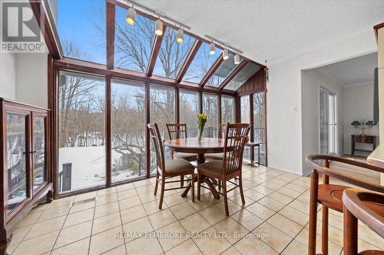 29556813/1235-millburn-crescent/cumberland-ridge/ottawa/ontario/K4C1C9_12