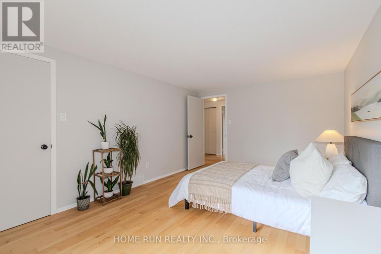 28636833/30-turret-court/glencairnhazeldean/ottawa/ontario/K2L2L1_24