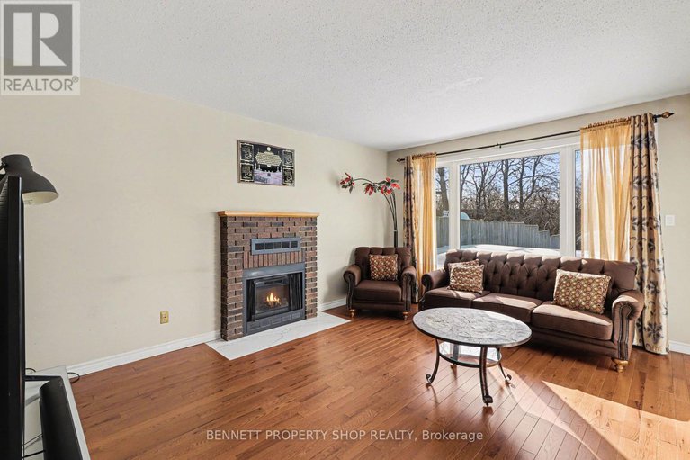 29417318/1408-eastcliffe-way/pineview/ottawa/ontario/K1B5H6_2