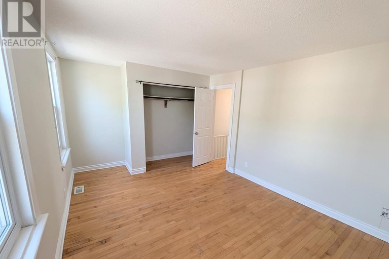 28488845/8-robinson-avenue/sandy-hill/ottawa/ontario/K1N8N9_11