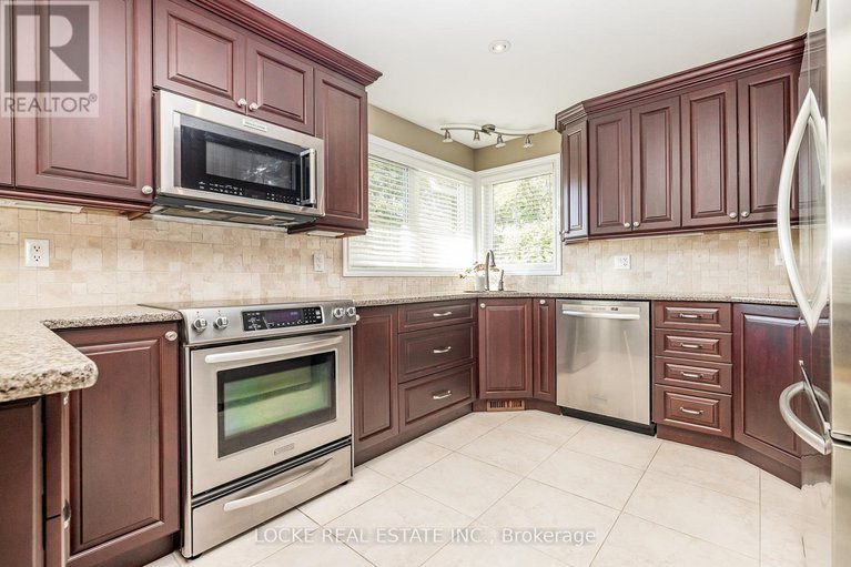 28873478/1668-sansonnet-street/mer-bleuebradley-estatesanderson-park/ottawa/ontario/K1C5Y6_13