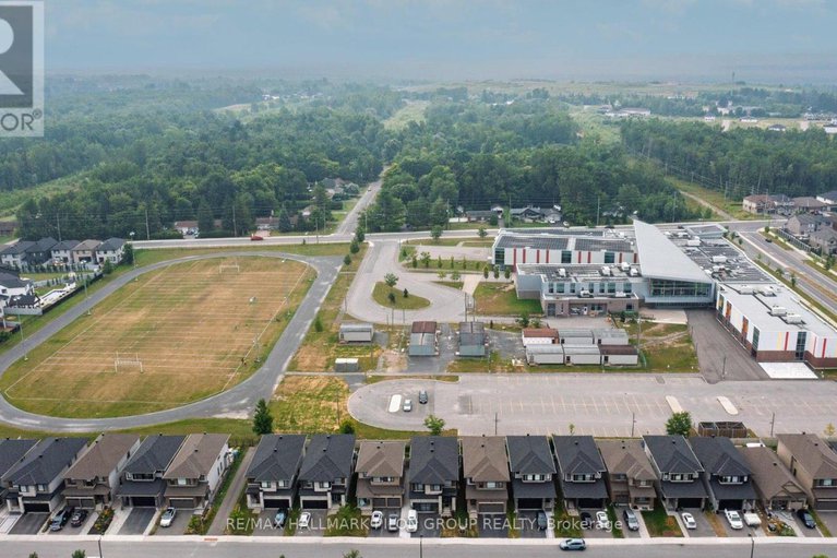 29329750/272-cornice-street/mer-bleuebradley-estatesanderson-park/ottawa/ontario/K1W0W4_21