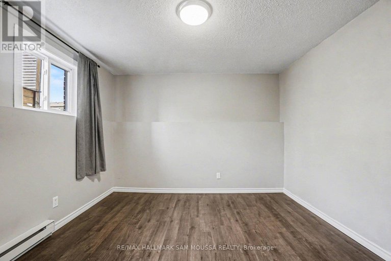 29672531/28c-woodvale-green/craig-henrywoodvale/ottawa/ontario/K2G4H4_26