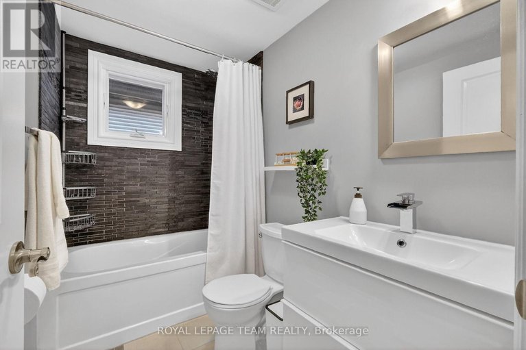 29501223/a-142-a-queen-mary-street/overbrookcastle-heights/ottawa/ontario/K1K1X5_29