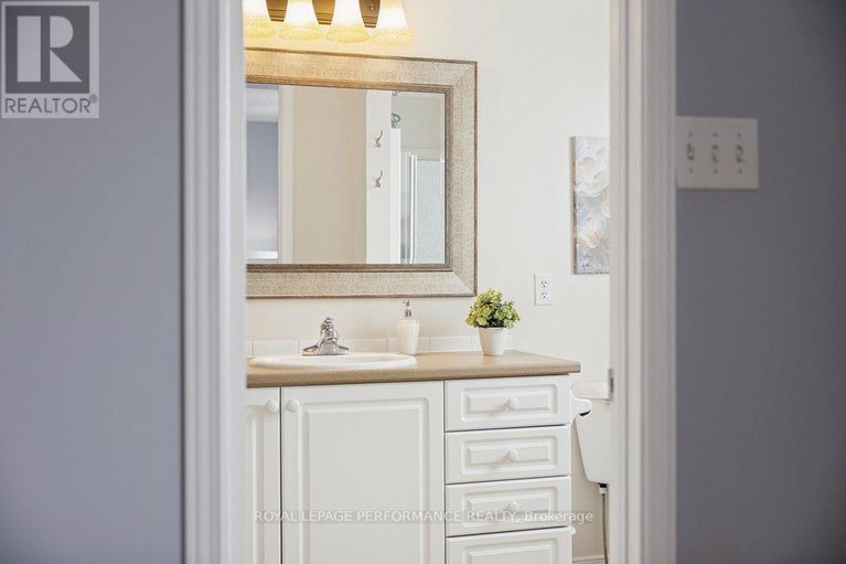 29402071/303-bryarton-street/chapel-hill/ottawa/ontario/K1C7R5_21