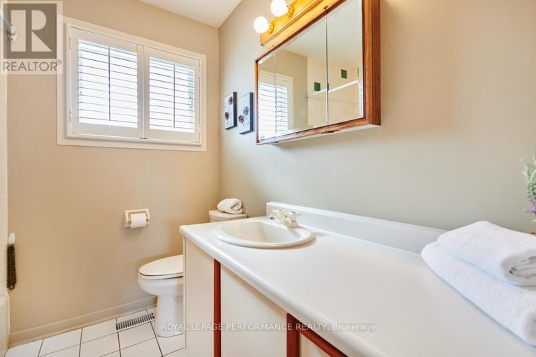 29450823/9-kilmory-crescent/borden-farmstewart-farmcarleton-heightsparkwood-hills/ottawa/ontario/K2E6M9_24