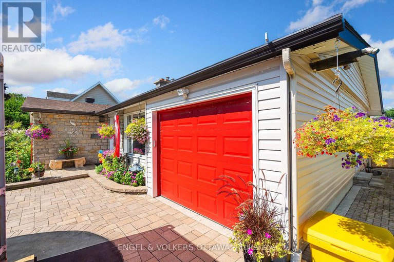 28957862/16-benson-street/borden-farmstewart-farmcarleton-heightsparkwood-hills/ottawa/ontario/K2E5J5_6