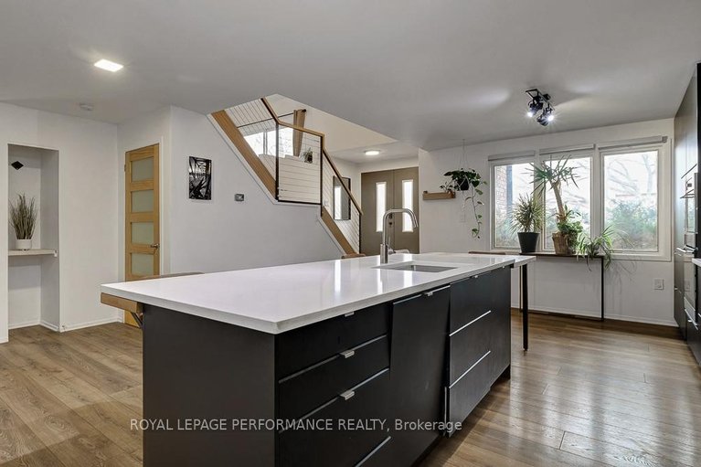 29674269/510-foxview-place/cfb-rockcliffe-and-area/ottawa/ontario/K1K4C4_8