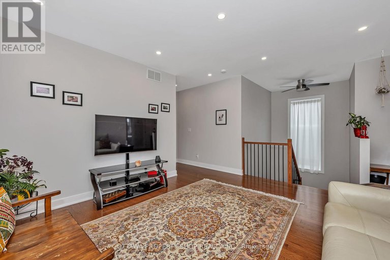 28399504/1355-mory-street/emerald-woodssawmill-creek/ottawa/ontario/K1T1C8_20