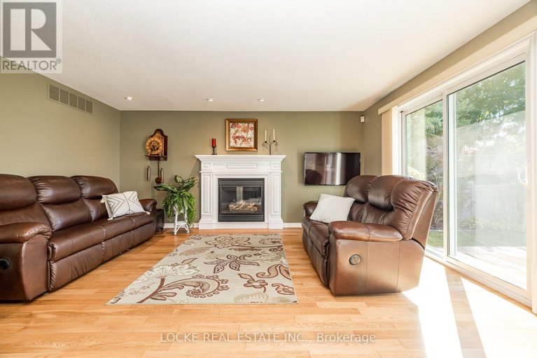 28873478/1668-sansonnet-street/mer-bleuebradley-estatesanderson-park/ottawa/ontario/K1C5Y6_16