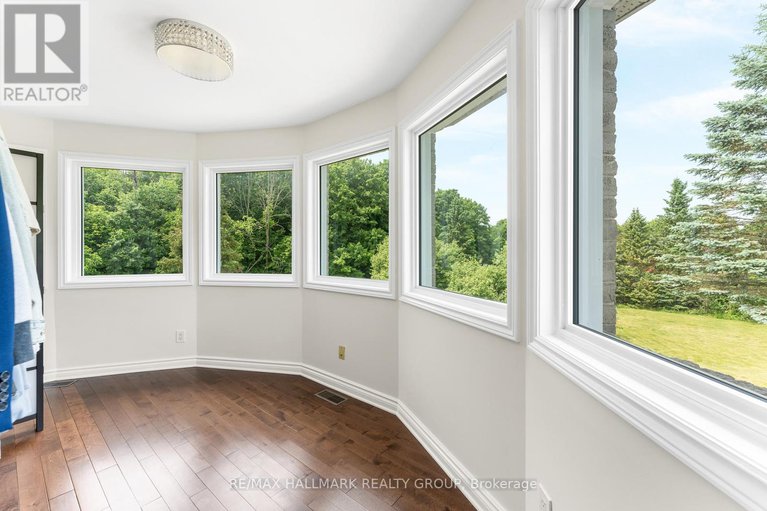 29141811/5749-knights-drive/manotick-east-to-manotick-station/ottawa/ontario/K4M1K2_26