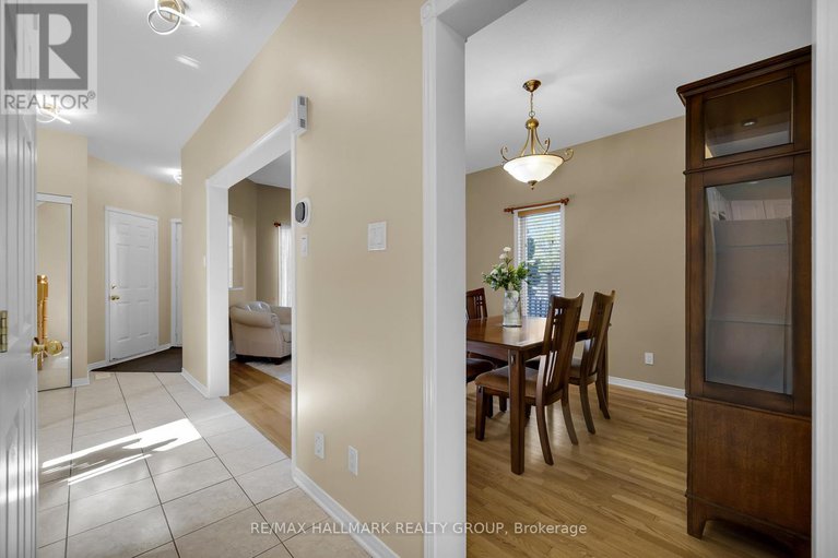 28728271/1087-rocky-harbour-crescent/riverside-southgloucester-glen/ottawa/ontario/K1V1V4_10