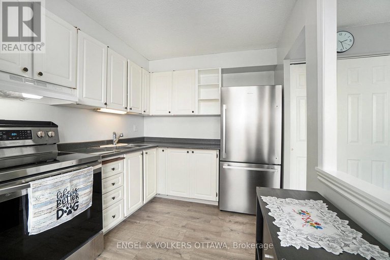 28428926/817-20-chesterton-drive/borden-farmstewart-farmcarleton-heightsparkwood-hills/ottawa/ontario/K2E6Z7_21