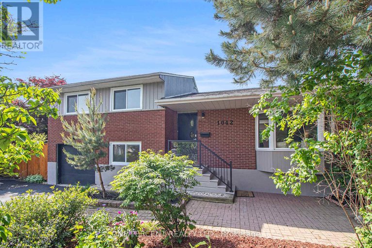 28684003/1042-harkness-avenue/riverside-park/ottawa/ontario/K1V6P2_1
