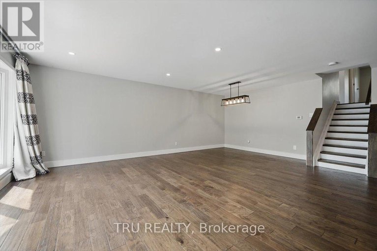 28427630/2114-balharrie-avenue/hawthorne-meadows/ottawa/ontario/K1G1G5_5