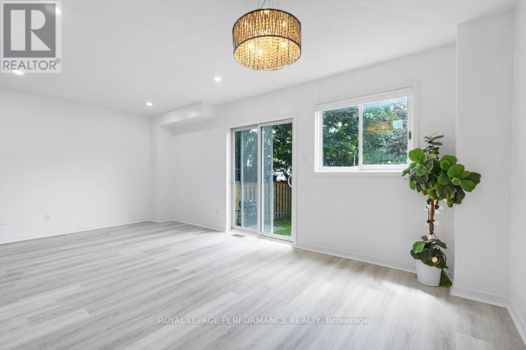 28601739/1416-caravel-crescent/bilberry-creekqueenswood-heights/ottawa/ontario/K1E3X4_7
