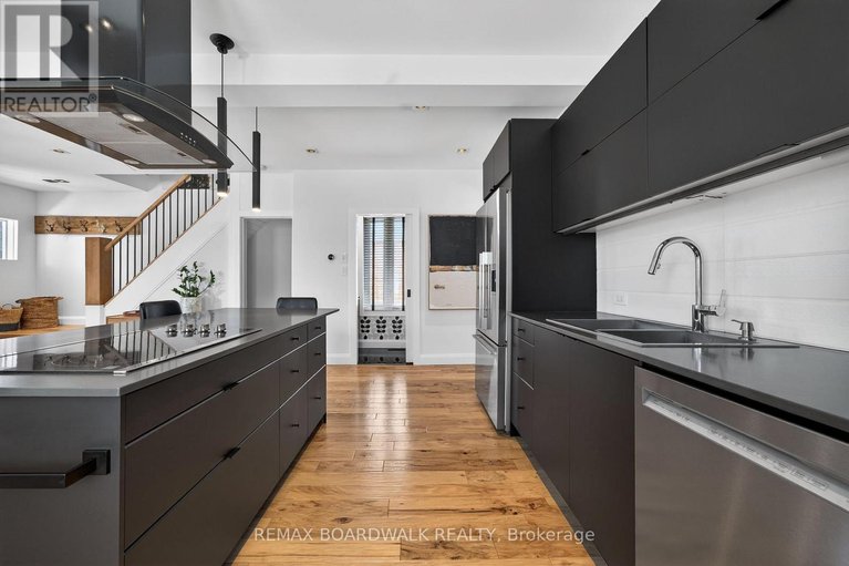 29640571/154-queen-mary-street/overbrookcastle-heights/ottawa/ontario/K1K1X5_14