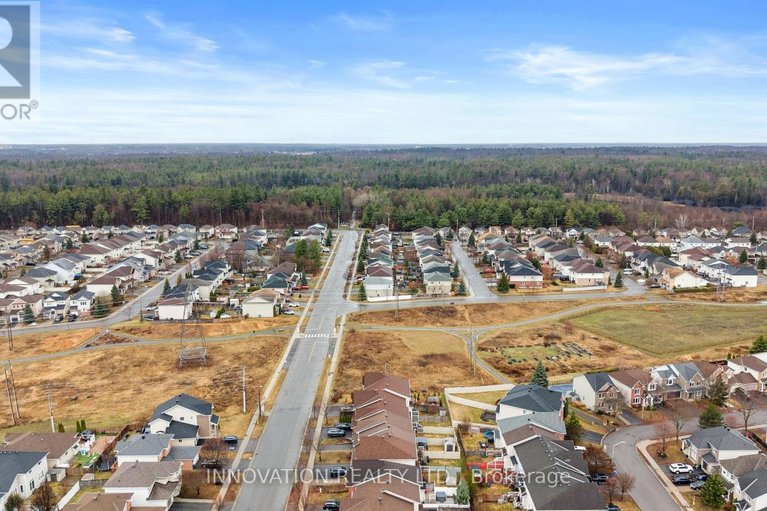 29615083/1287-klondike-road/morgans-grantsouth-march/ottawa/ontario/K2W1E2_40