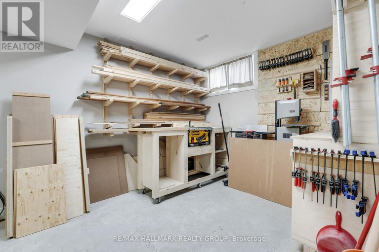 29303605/1111-north-river-road/overbrook/ottawa/ontario/K1K3W2_33