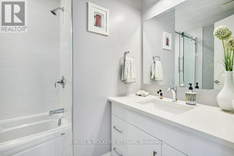 28965928/353e-booth-street/west-centre-town/ottawa/ontario/K1R7K1_31