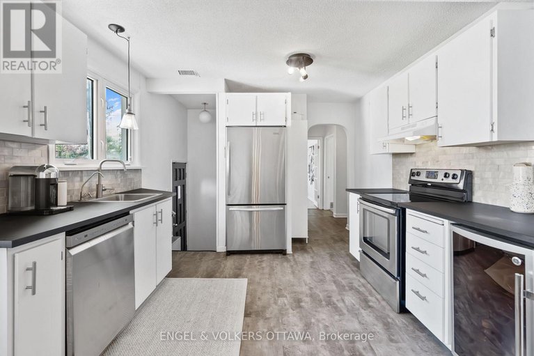 28406748/8-pineglen-crescent/pineglencountry-place/ottawa/ontario/K2E6X7_17