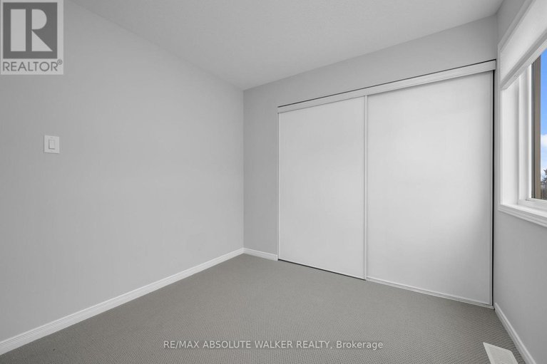 29392519/2351-glandriel-crescent/springridgeeast-village/ottawa/ontario/K4A4S8_31