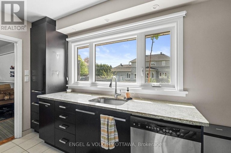 29526299/1372-ridgedale-street/emerald-woodssawmill-creek/ottawa/ontario/K1T1C5_13