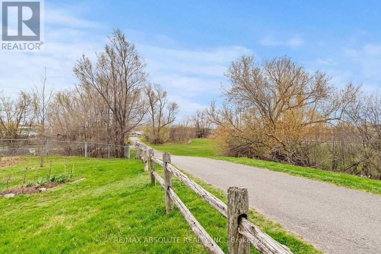 29671420/415-216-viewmount-drive/borden-farmstewart-farmcarleton-heightsparkwood-hills/ottawa/ontario/K2E7X4_29