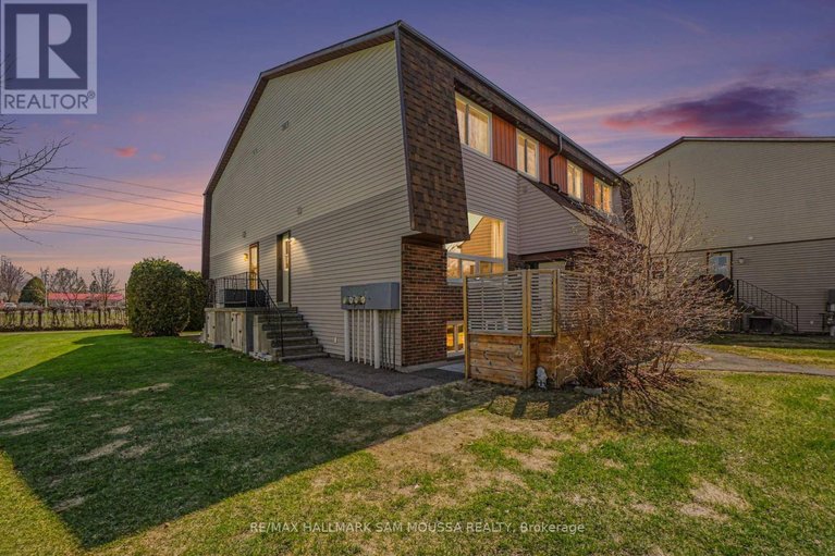 29672531/28c-woodvale-green/craig-henrywoodvale/ottawa/ontario/K2G4H4_2