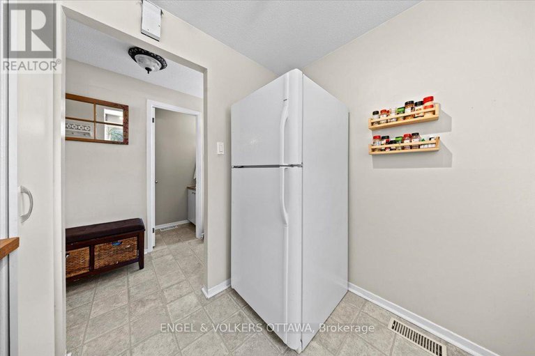 29422354/a-1753-lamoureux-drive/queenswood-heights-south/ottawa/ontario/K1E2N3_8