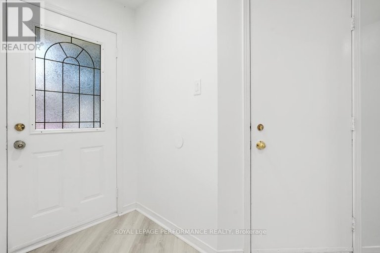 28601739/1416-caravel-crescent/bilberry-creekqueenswood-heights/ottawa/ontario/K1E3X4_5