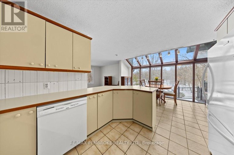 29556813/1235-millburn-crescent/cumberland-ridge/ottawa/ontario/K4C1C9_15