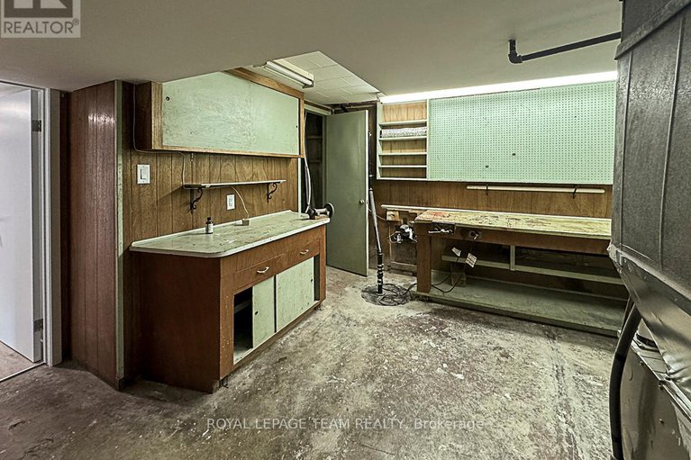 28916019/70-crownhill-street/cardinal-heights/ottawa/ontario/K1J7K8_24