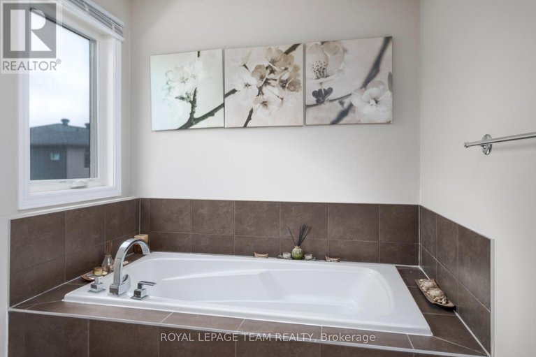28163521/12-knockaderry-crescent/half-moon-bay/ottawa/ontario/K2C3H2_33